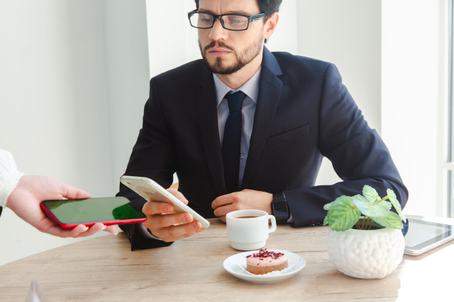 技人国の学歴と仕事内容の関連性について悩む外国人申請者のイメージ