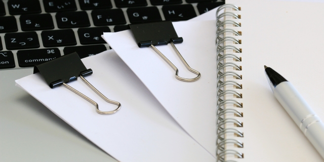 技術・人文知識・国際業務の理由書を作成しているイメージ