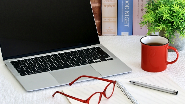 技術・人文知識・国際業務で職務内容の変更について調べるイメージ