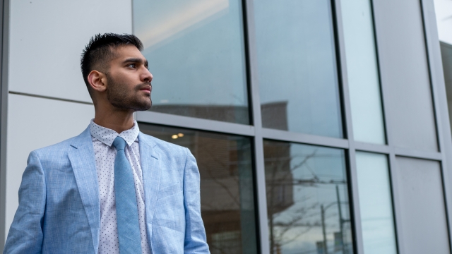 技人国で転職手続きを進める外国人会社員のイメージ