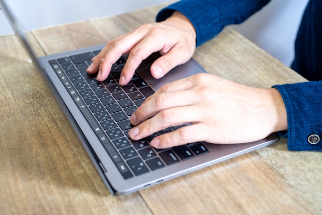 技術・人文知識・国際業務の不許可後に再申請の準備をする外国人本人のイメージ