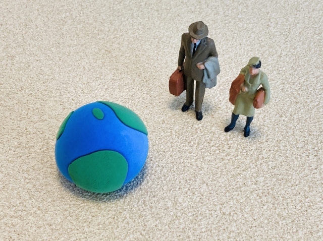 永住許可申請を検討しながら海外出張や長期渡航に行く外国人会社員のイメージ