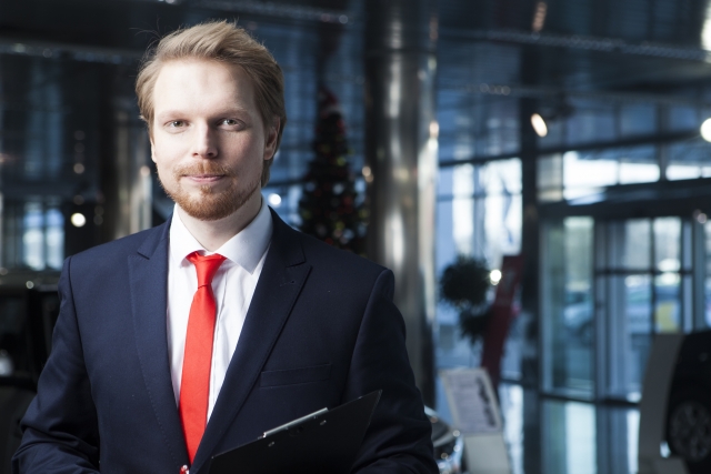 永住許可申請で理由書や説明資料が必要か考えている外国人のイメージ