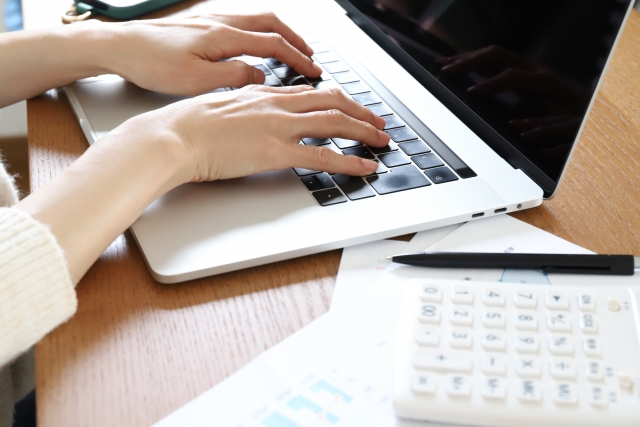 永住許可申請に向けて必要書類の一覧を見ながら準備の順番を整理している外国人本人