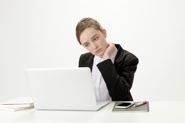 永住許可申請を今出すべきか迷いながら必要書類と状況を確認している外国人本人