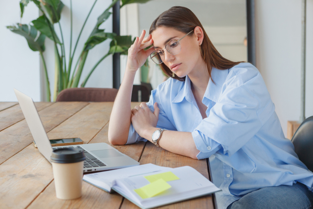 永住許可申請で追加資料の案内が届き、申請人本人が通知書と提出済み書類を見比べながら初動対応を整理している様子