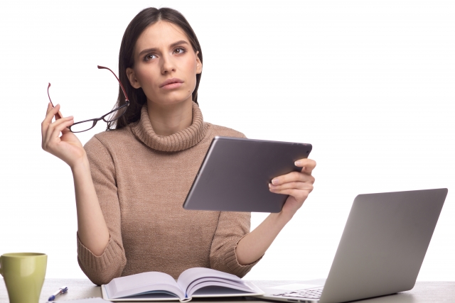 永住許可申請の前に現在の在留資格と今後の手続を確認している外国人のイメージ