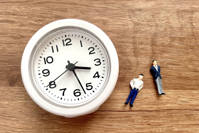 在留期限が近い中で技人国更新が必要な外国人のイメージ