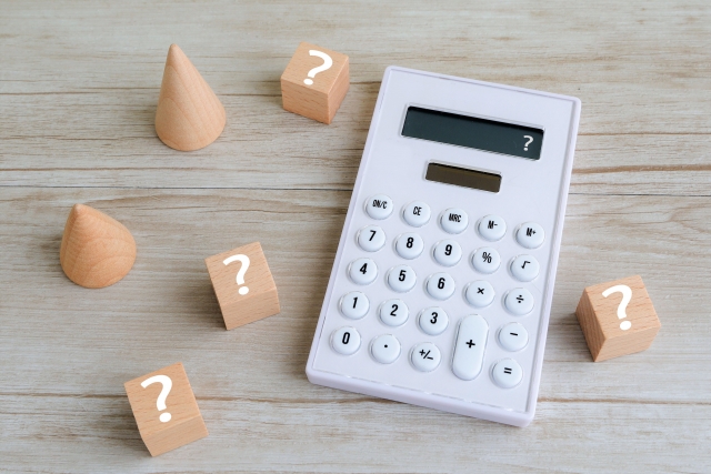 技人国申請を検討しながら契約書の給与条件と仕事内容を確認しているイメージ