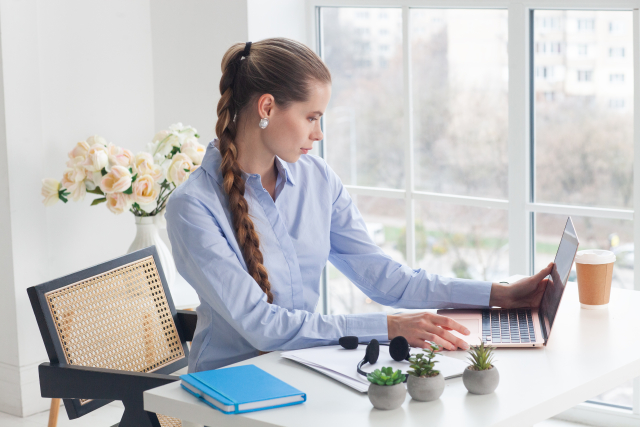 総合職・兼務で技人国申請を検討しながら契約書と職務内容を整理している外国人本人
