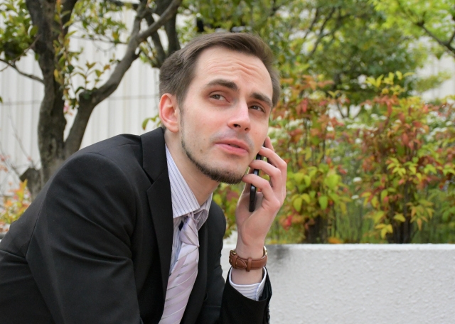 退職予定・転職予定がある技人国の外国人本人が手続を確認している様子