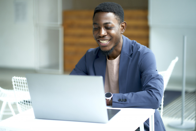 転職後初回の技人国更新に向けて、企業の人事担当者が申請者と雇用契約書、職務記述書、会社資料をオンラインで確認している様子