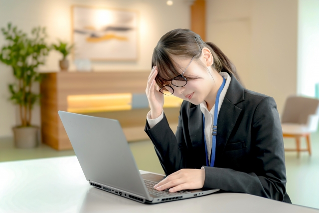 外国人雇用を進める企業担当者が、就労ビザ申請の会社資料、職務内容説明書、決算資料を並べて事前準備を確認している様子