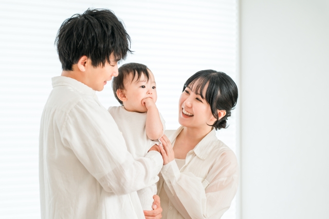 配偶者ビザで育休・産休中の方へ。休業中でも直ちに難しいとは限りませんが、住民税資料だけでは今の収入状況が見えにくいことがあります。休業前の就労実績、休業中の給付や手当、復職予定、預貯金などをどう組み合わせて生活基盤を示すかを分かりやすく解説します。