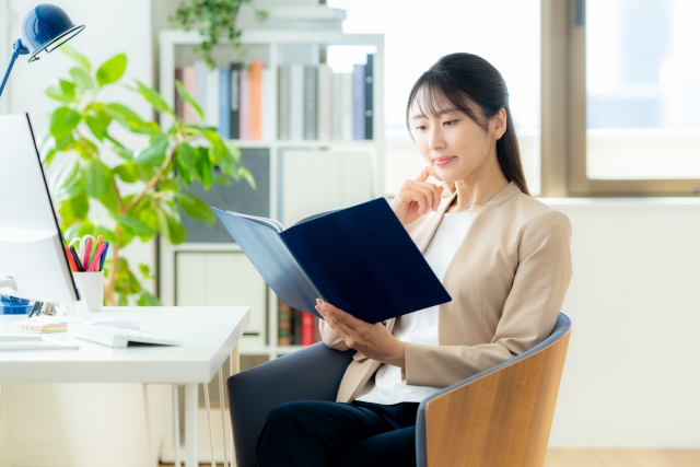 日本人配偶者が、海外で発行された婚姻証明書や出生証明書を見ながら、配偶者ビザ申請の翻訳と書類準備を確認している様子