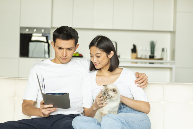 就職して間もない夫婦が配偶者ビザ申請に向けて収入資料と生活状況を確認している様子