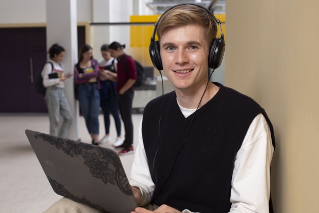 留学ビザから配偶者ビザへの変更を考えながら質問書と収入資料を確認している外国人
