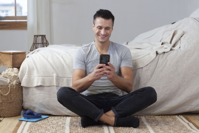 SNSやインターネットで出会った夫婦が会話している様子